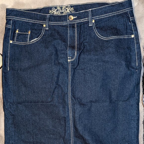 Ladies No Fuze Emboidered Dark Blue Jean Skirt Size 20 - Picture 3 of 5
